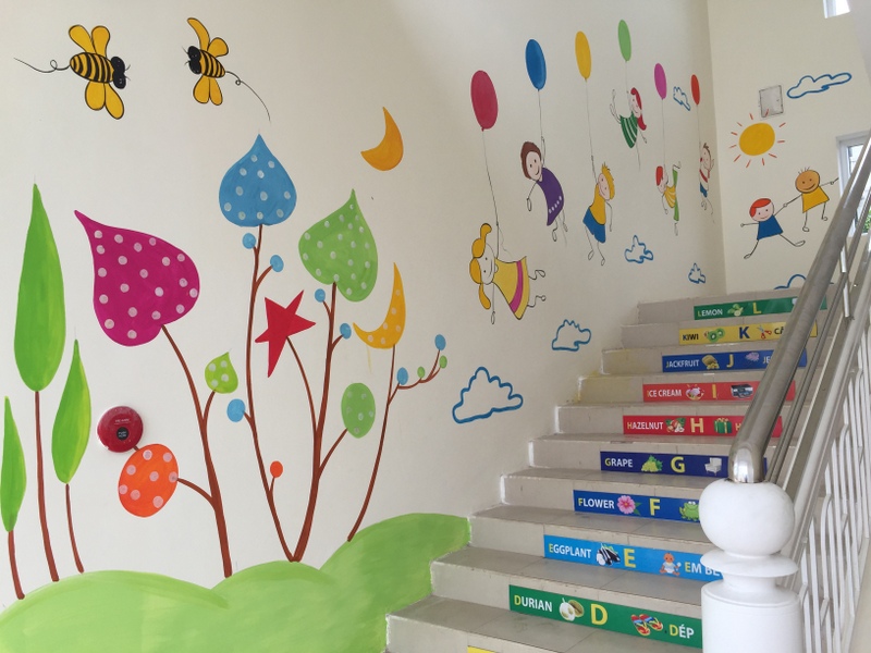 Trang trí hành lang: Hành lang trường mầm non được trang trí đẹp và sinh động với các màu sắc tươi mới và các hình ảnh dễ thương. Điều này giúp tạo ra một bầu không khí vui tươi và thú vị cho các em nhỏ khi đi lại trong hành lang, tạo động lực cho các con yêu thích học hơn.